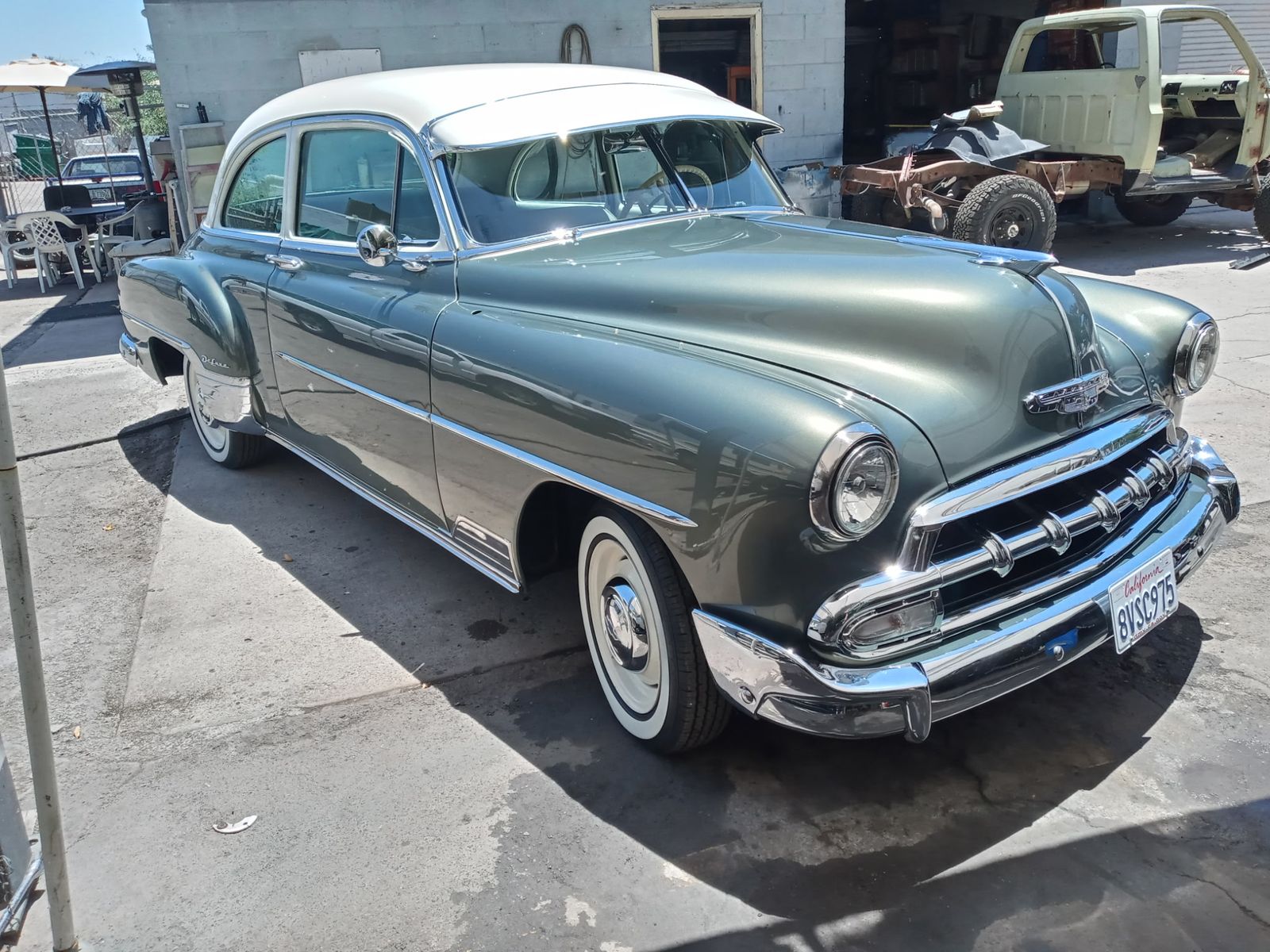 1952 Chevrolet Styleline DeLuxe — Front three-quarter.